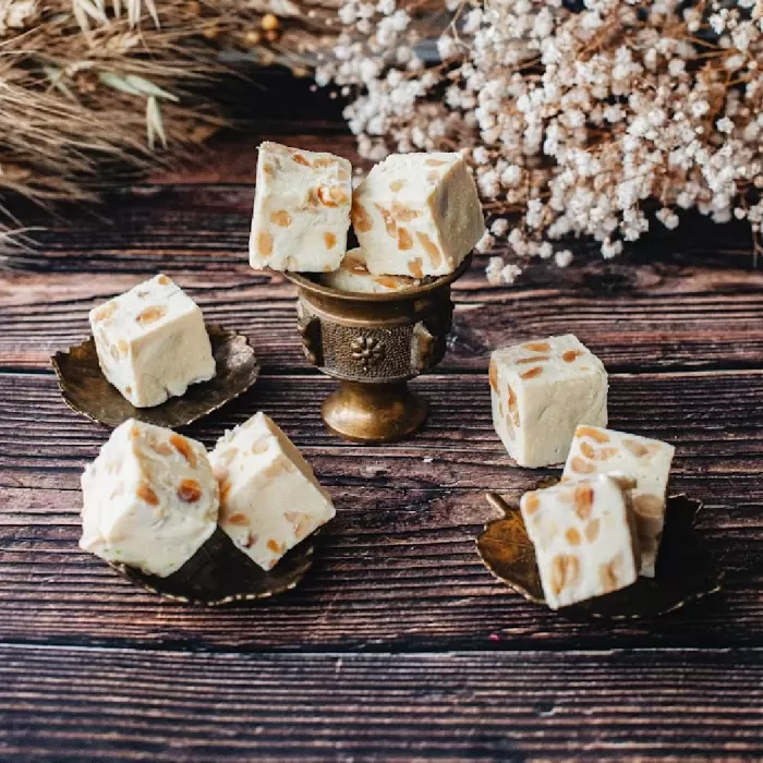 Нуга молочна з арахісом 500г